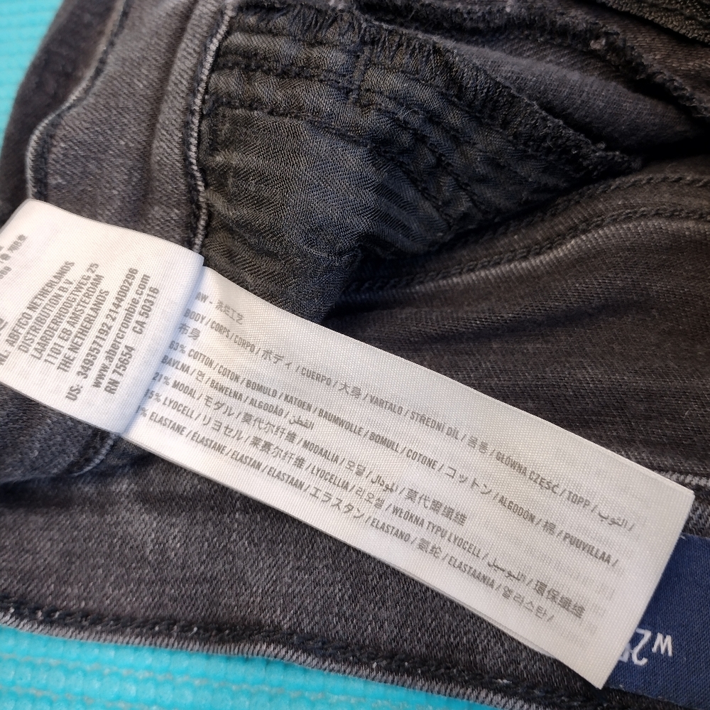 Hollister Women's Ultra High Rise Shorts Advanced Stretch 1/25 - Picture 5 of 7